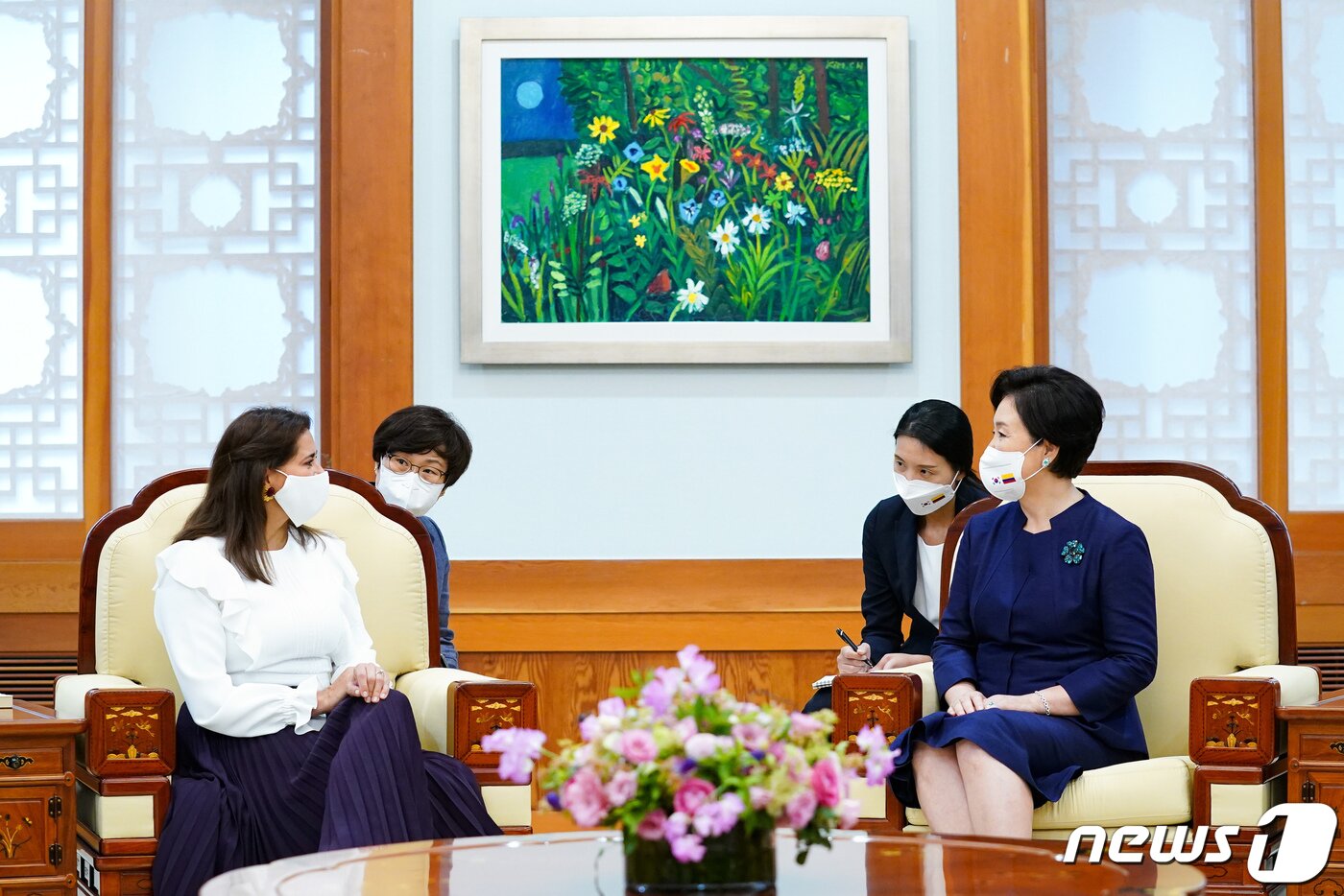 본문 이미지 - 문재인 대통령의 부인 김정숙 여사가 청와대에서 국빈 방한한 이반 두케 마르케스 콜롬비아 대통령의 부인 마리아 훌리아나 루이스 산도발 여사와 환담을 나누고 있다. 각 여사의 통역을 담당한 (왼쪽부터) 김상희 국제회의통역사와 이은진 외교부 외무행정관. 2021.8.25/뉴스1 ⓒ News1 유승관 기자