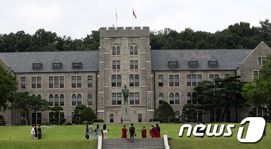 25일 서울 성북구 고려대학교에서 한 졸업생들이 졸업가운을 입고 기념사진을 찍고 있다. 27일까지 하계 학위수여식을 갖는 고려대학교는 별도의 행사는 없고 졸업가운만 대여한다고 밝혔다. © News1 박세연 기자