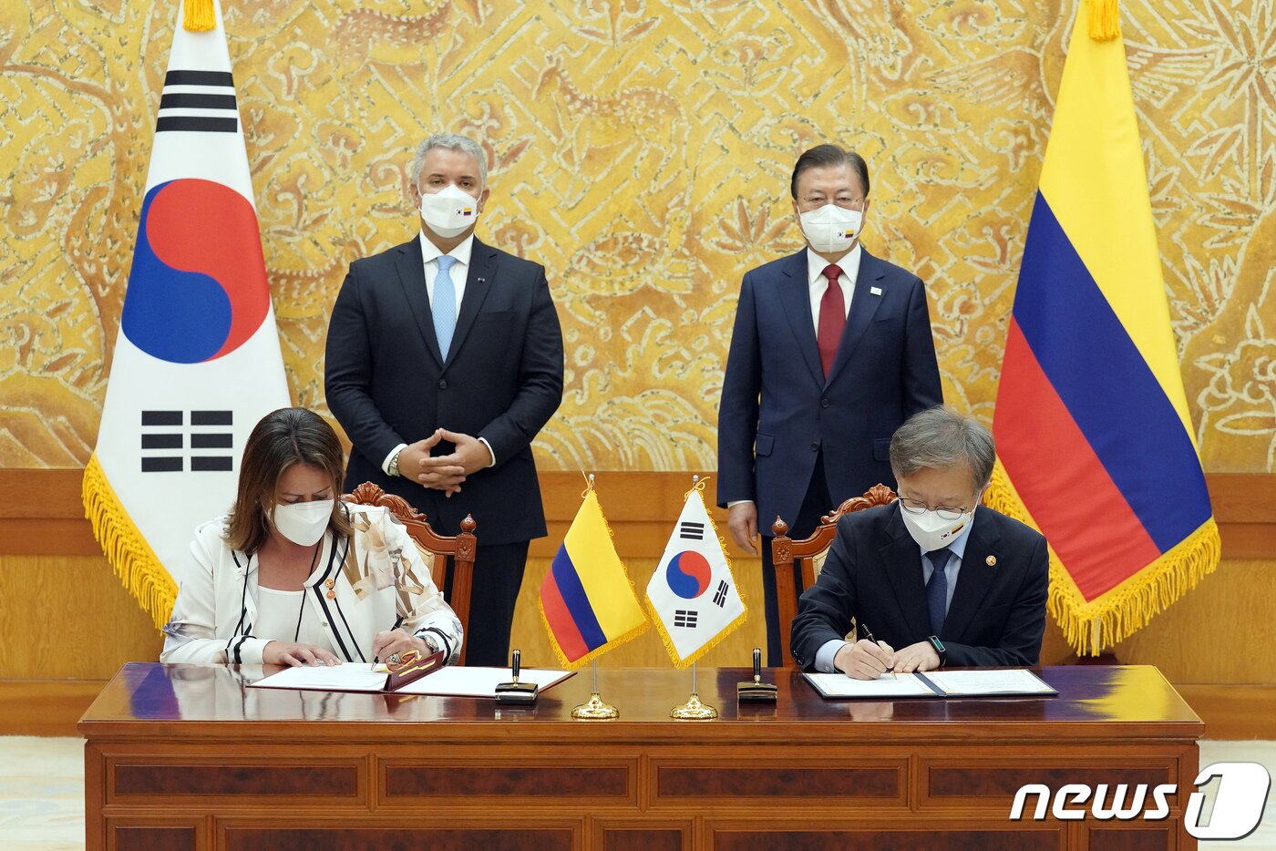 본문 이미지 - 문재인 대통령과 이반 두케 마르케스 콜롬비아 대통령이 지난 25일 청와대 본관에서 열린 한-콜롬비아 협정·양해각서 서명식에서 창업생태계 협력 양해각서 서명을 지켜보고 있다. 앞줄 왼쪽부터 마리아 히메나 롬바나 비얄바 콜롬비아 상공관광부 장관, 권칠승 중소벤처기업부 장관. 2021.8.25/뉴스1 ⓒ News1 유승관 기자
