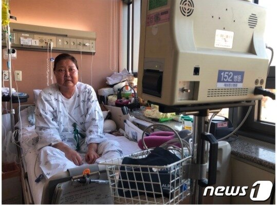 본문 이미지 - 가습기살균제 참사 피해로 폐이식 수술은 받은 안은주씨. (사진제공=환경보건시민센터) ⓒ 뉴스1