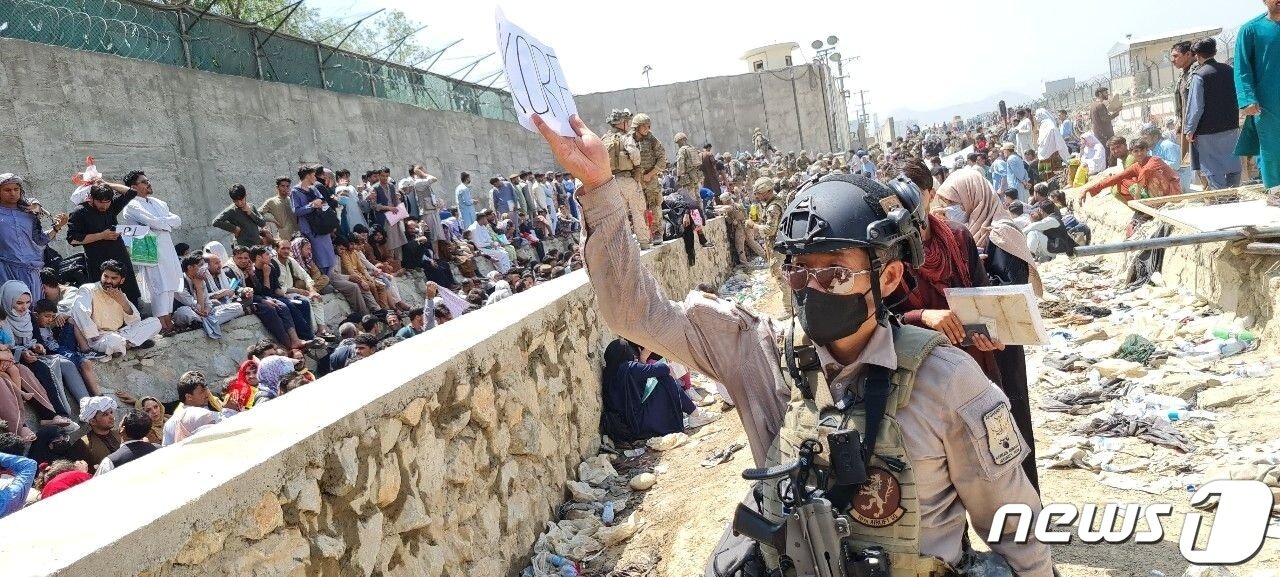 본문 이미지 - 지난 24일 아프가니스탄 카불 공항 일대에서 우리 외교관과 함께 한국행 아프간인을 찾고 있는 우방국 병사. (외교부 제공) 2021.8.25/뉴스1
