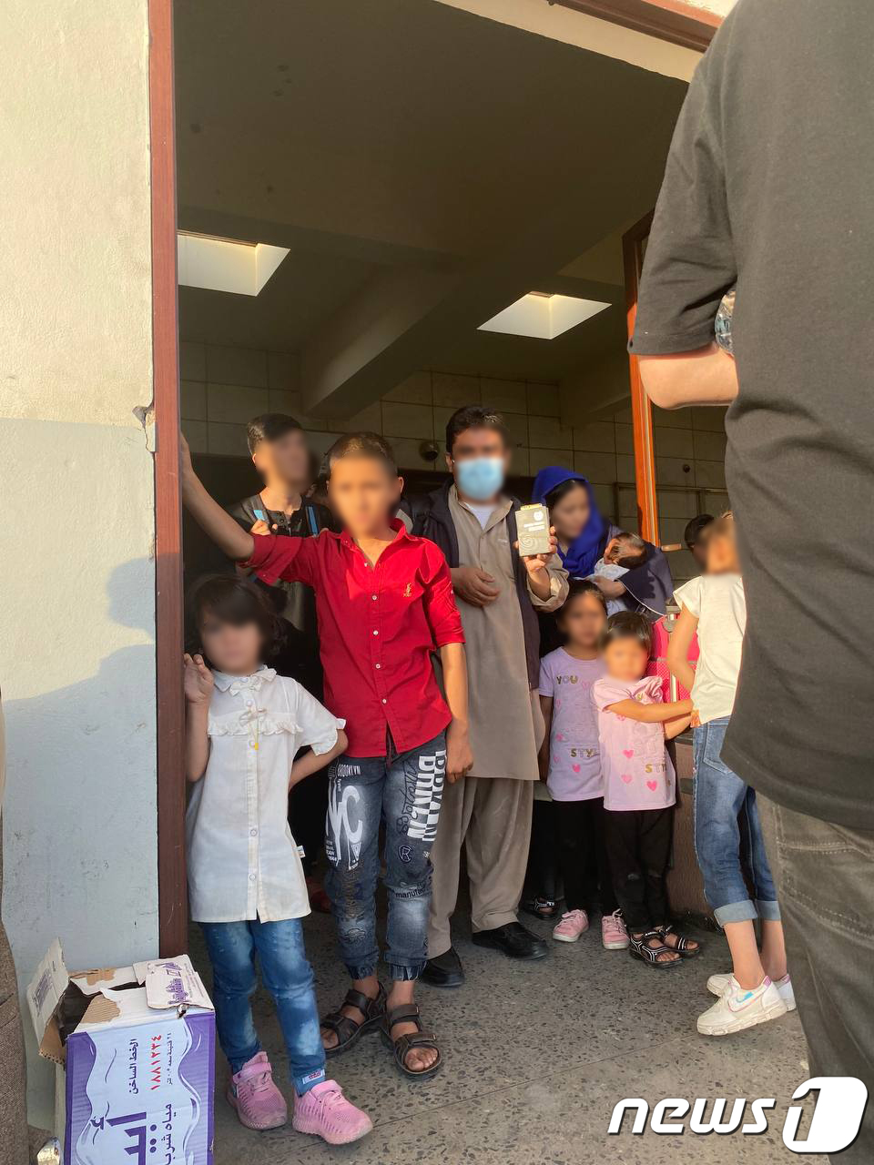 (서울=뉴스1) = 외교부는 그간 아프가니스탄에서 우리 정부 활동을 지원해온 현지인 직원 그리고 배우자, 미성년 자녀, 부모 등 380여 명이 오는 26일 국내에 도착한다고 25일 …