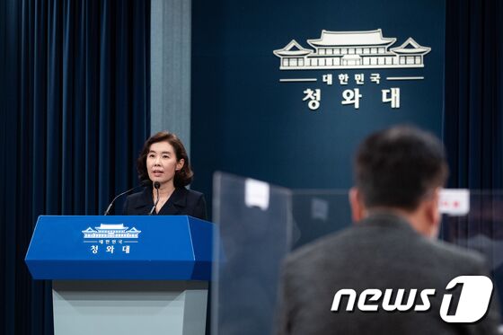 박경미 청와대 대변인이 25일 청와대 브리핑룸에서 한국 조력 아프간인 국내 이송 관련 브리핑을 하고 있다. 문재인 대통령은 아프가니스탄 현지 조력인 국내 이송과 관련, “우리 정부와 함께 일한 아프가니스탄 직원과 가족들을 치밀한 준비 끝에 무사히 국내로 이송할 수 있게 되어 다행으로 생각한다”고 밝혔다. © News1 유승관 기자
