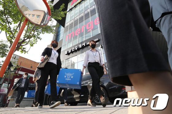 서울지방경찰청 금융범죄수사대 수사관들이 25일 오후 서울 영등포구 머지플러스 본사 압수수색을 마치고 이동하고 있다. 경찰은 이날 대규모 환불 사태를 일으킨 머지포인트 운영사 머지플러스와 머지서포트, 결제대행사 등 총 5곳에 대한 압수수색을 진행했다. © News1 이성철 기자