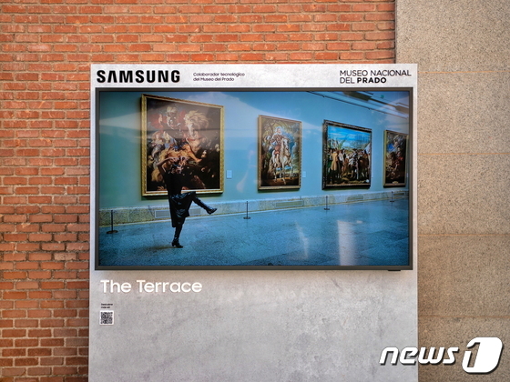 스페인 마드리드에 위치한 프라도 미술관에 설치된 삼성 라이프스타일 TV '더 테라스'. (삼성전자 제공)© 뉴스1