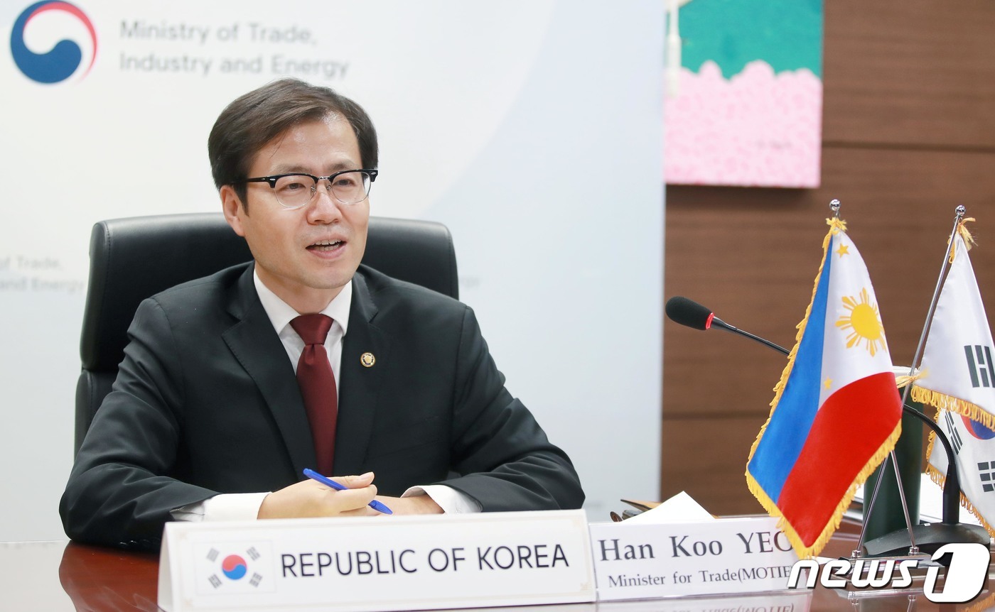 (서울=뉴스1) = 여한구 산업통상자원부 통상교섭본부장이 25일 오후 서울 중구 대한상공회의소 영상회의실에서 라몬 로페즈(Ramon M. Lopez) 필리핀 통상산업부 장관과 화상 …