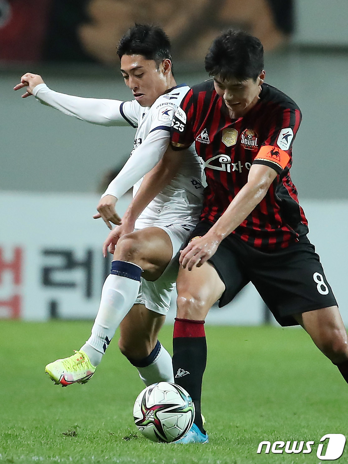 (서울=뉴스1) 박정호 기자 = 25일 오후 마포구 서울월드컵경기장에서 열린 프로축구 하나원큐 K리그1 2021 FC 서울과 울산 현대의 경기에서 울산 이동준과 서울 기성용이 치열 …