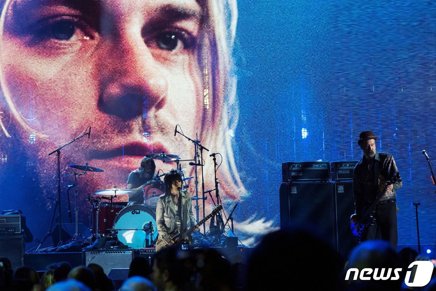 본문 이미지 - 미국의 록 가수 조안 제트가 2014년 4월11일 뉴욕 브루클린 바클레이즈 센터에서 열린 제 29회 로큰롤 명예의 전당 입성식에서 나바나의 데이브 그롤, 크리스 노보셀릭(R)과 함께 공연을 하고 있다. ⓒ 로이터=뉴스1 ⓒ News1 원태성 기자