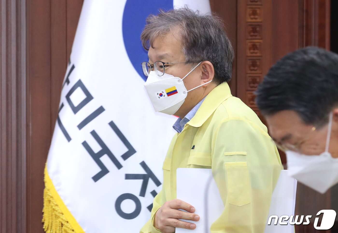 본문 이미지 - 권칠승 중소벤처기업부 장관이 26일 서울 종로구 정부서울청사에서 열린 비상경제 중앙대책본부회의에 입장하고 있다. 2021.8.26/뉴스1 ⓒ News1 송원영 기자
