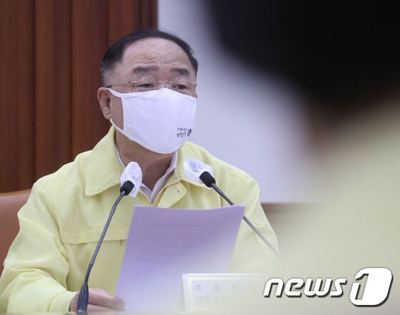 홍남기 경제부총리 겸 기획재정부 장관이 26일 서울 종로구 정부서울청사에서 열린 '비상경제 중앙대책본부 회의'를 주재하며 발언하고 있다. © News1 송원영 기자