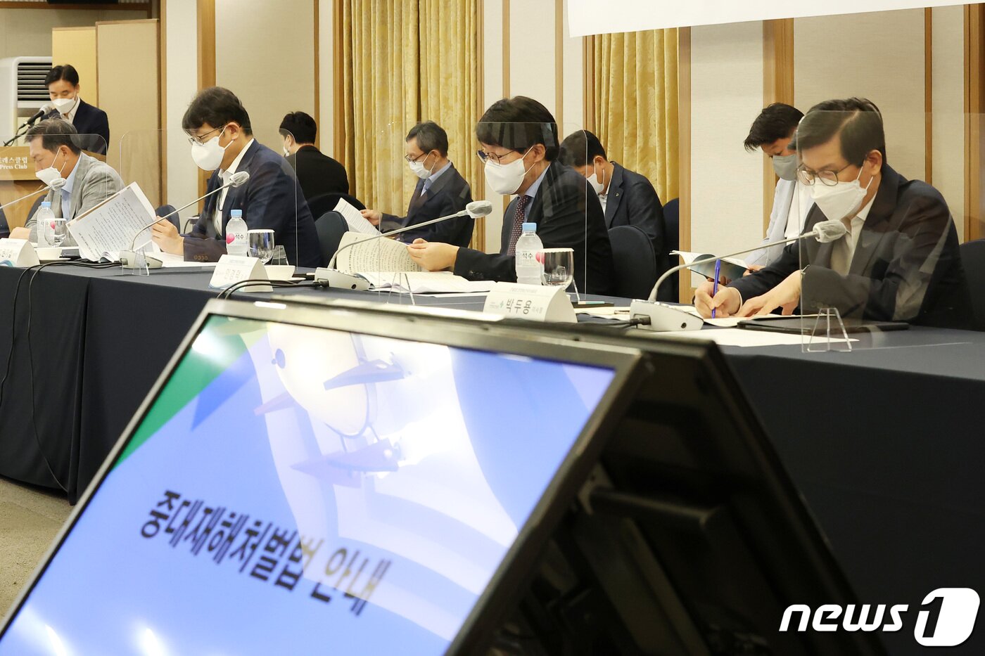 본문 이미지 - 안경덕 고용노동부 장관이 서울 중구 한국프레스센터에서 열린 산재사망사고 감축을 위한 건설업 안전보건리더회의에 참석해 자료를 살펴보고 있다. 2021.8.26/뉴스1 ⓒ News1 조태형 기자