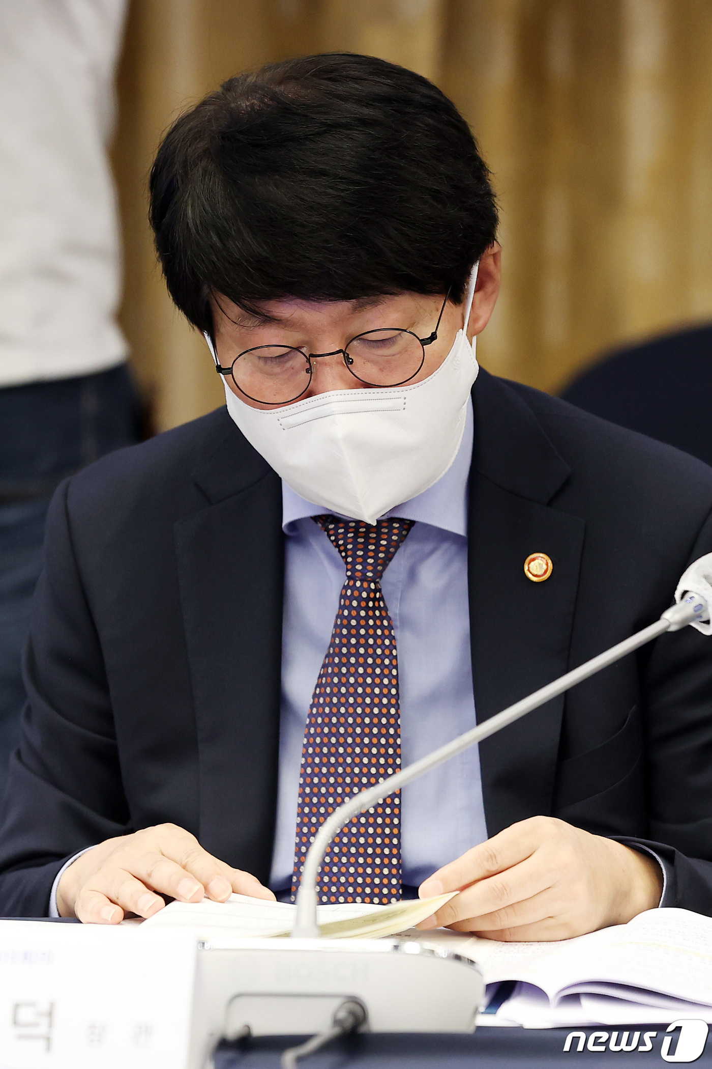 (서울=뉴스1) 조태형 기자 = 안경덕 고용노동부 장관이 26일 오전 서울 중구 한국프레스센터에서 열린 산재사망사고 감축을 위한 건설업 안전보건리더회의에 참석해 자료를 살펴보고 있 …