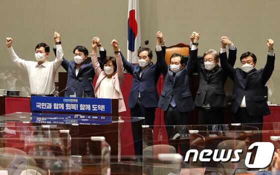 더불어민주당 송영길 대표와 윤호중 원내대표가 26일 오전 서울 여의도 국회에서 열린 정기국회대비 의원 워크숍에서 경선 후보들과 기념사진을 찍고 있다. 사진 왼쪽부터 송 대표, 박용진, 추미애, 이낙연, 정세균, 이재명, 윤 원내대표. © News1 이동해 기자