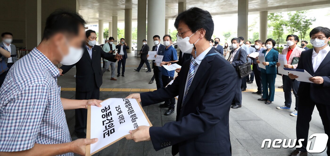 본문 이미지 - 3주기 대학 기본역량진단 평가에 탈락한 대학 중 25개 대학 관계자들이 지난 26일 정부세종청사 기획재정부에서 미선정 대학 지원을 위한 신규 예산 책정을 요청하는 공동건의문을 제출하기 위해 민원접수 관계자를 기다리고 있다. /뉴스1 ⓒ News1 장수영 기자
