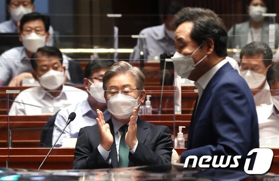 더불어민주당 대선 경선 후보인 이재명 경기도지사가 26일 오전 서울 여의도 국회에서 열린 정기국회대비 의원 워크숍에서 단상으로 향하는 이낙연 전 대표를 향해 박수를 치고 있다. © News1 이동해 기자