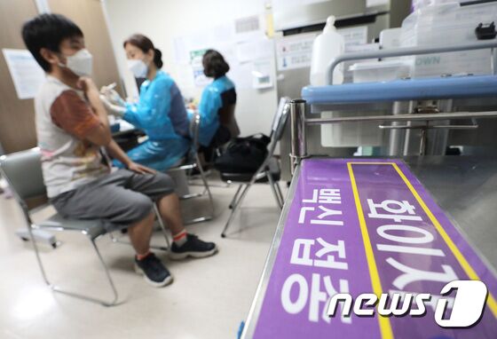 정부가 26일부터 만 18~49세 청장년층을 대상으로 신종 코로나바이러스 감염증(코로나19) 예방접종을 시작하면서 백신 접종에 속도를 내고 있다. 정부는