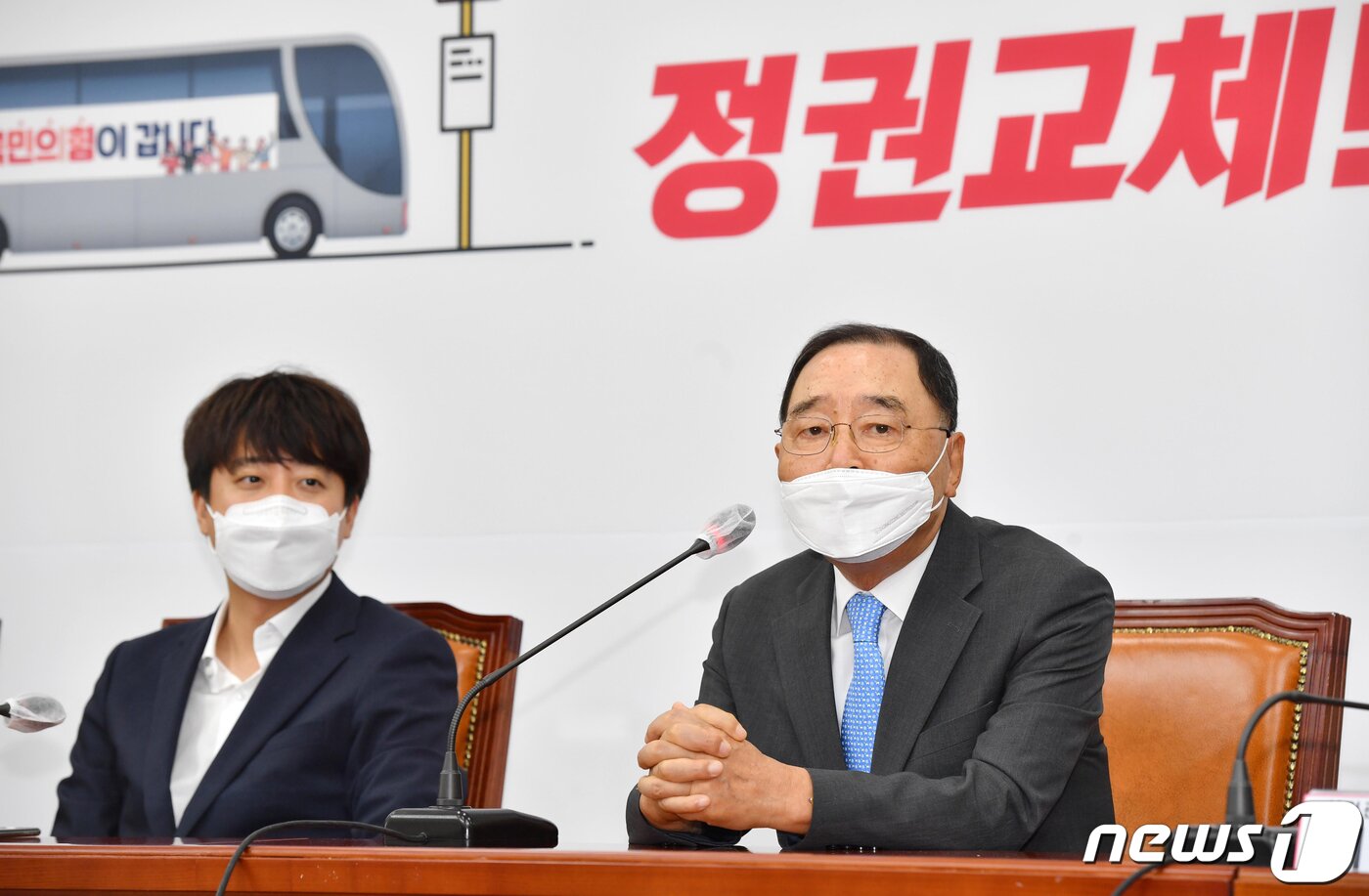본문 이미지 - 26일 국회에서 열린 국민의힘 대통령후보자 선거관리위원회 임명장 수여식 및 제1차 회의에서 선거관리위원회 위원장에 임명된 정홍원 전 국무총리가 인사하고 있다. 2021.8.26/뉴스1 ⓒ News1 오대일 기자