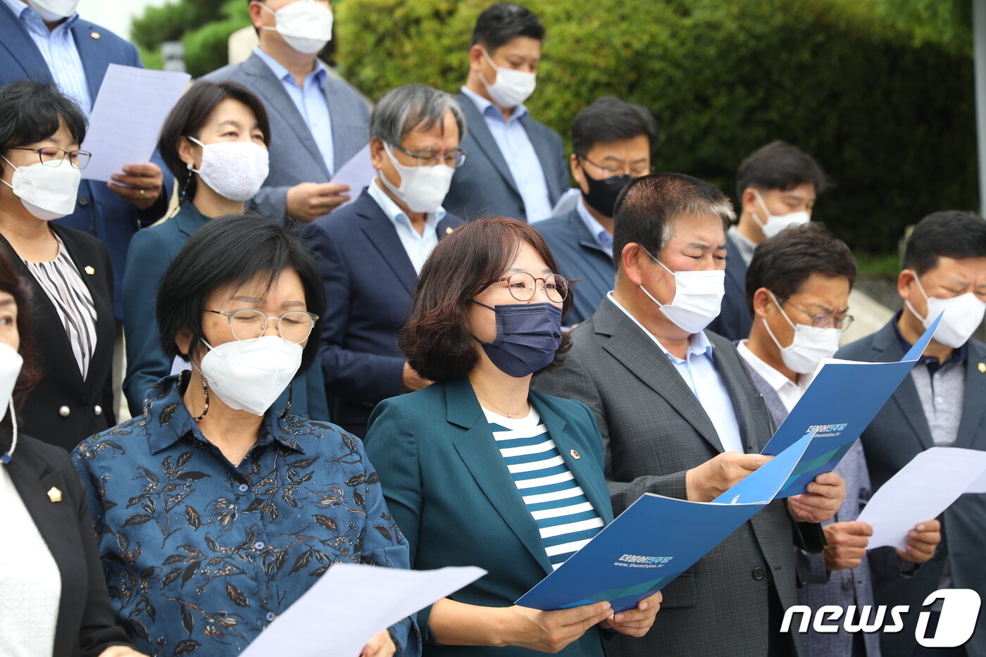 본문 이미지 - 더불어민주당 소속 강원지역 지방의원 43명이 지난 8월26일 강원도청 앞 광장에서 이재명 대선 경선 후보 지지 선언을 하고 있다. (이재명 강원열린캠프 제공) 2021.8.26/뉴스1 ⓒ News1 김정호 기자