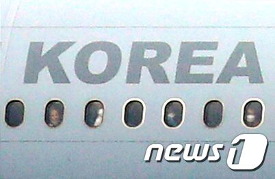 아프가니스탄에서 우리 정부 활동을 지원해온 아프간 현지인 직원과 배우자, 미성년 자녀, 부모 등 378명을 태운 비행기가 인천국제공항에 도착하고 있다. 이날 입국한 아프간인들은 수년간 아프간 현지 우리 대사관과 한국국제협력단(KOICA), 바그람 한국병원, 바그람 한국직업훈련원, 차리카 한국 지방재건팀(PRT)에서 근무해 난민이 아닌 특별기여자 신분을 받았다. 한편 이들은 공항에서 유전자증폭(PCR) 검사를 받고 임시시설에 대기, 검사 결과를 확인한 뒤 충북 진천 국가공무원 인재개발원에서 6~8주 머물게 된다. © News1 김진환 기자