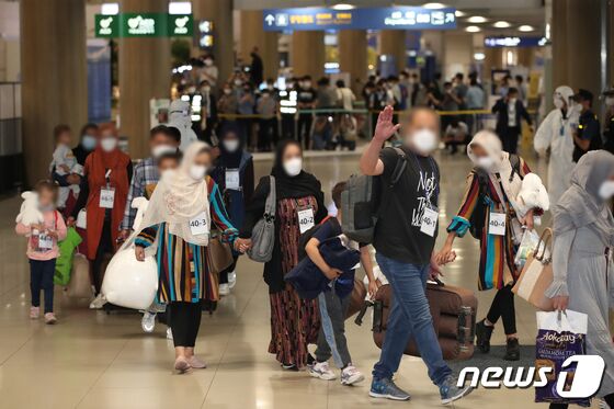아프가니스탄에서 우리 정부 활동을 지원해온 아프간 현지인 직원과 배우자, 미성년 자녀, 부모 등 378 명이 '특별기여자' 신분으로 26일 오후 인천국제공항을 통해 입국하고 있다. © News1 박정호 기자