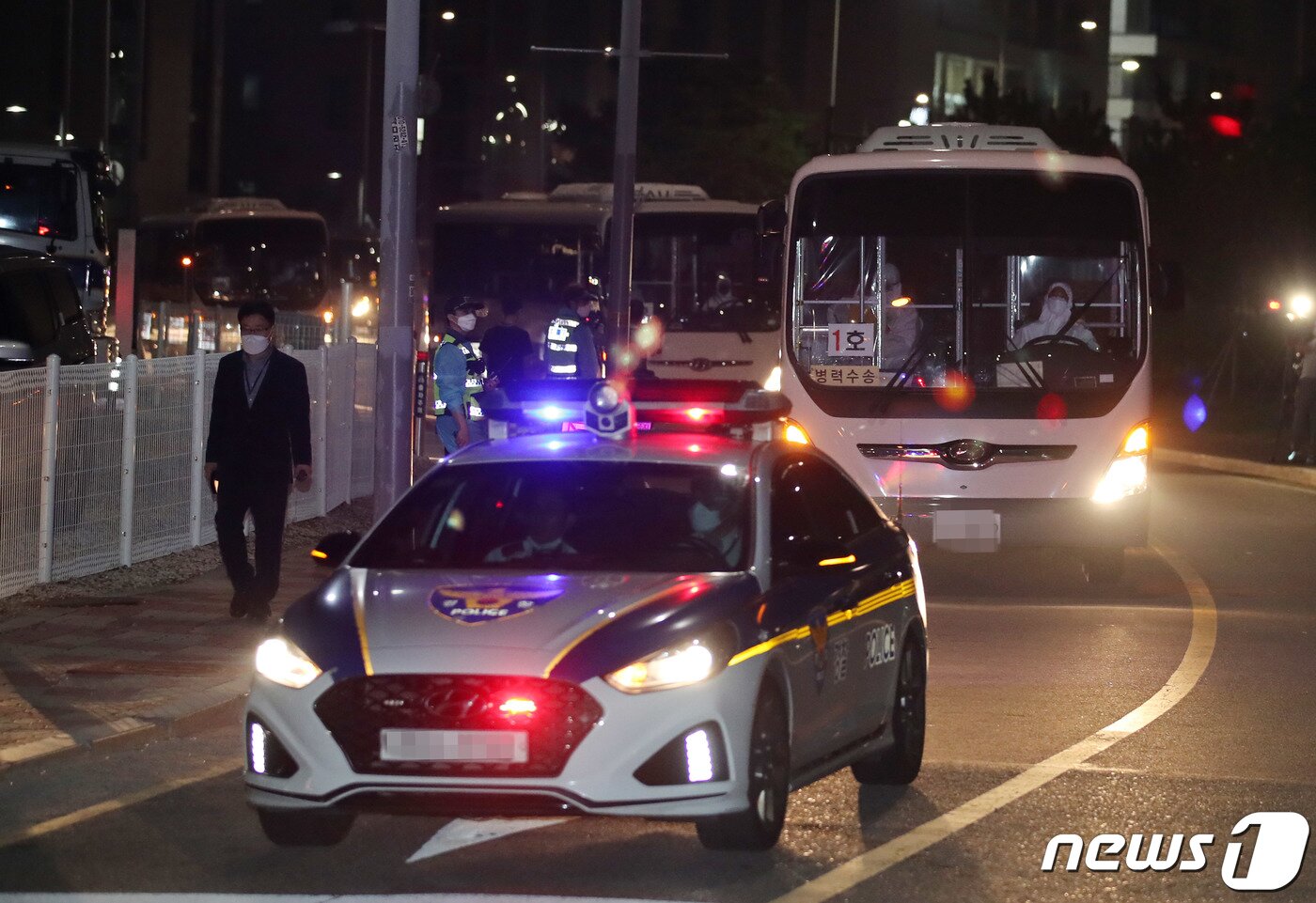 본문 이미지 - 인천국제공항을 통해 입국한 아프간 인사 및 가족 378명이 26일 오후 임시 숙소로 지정된 경기도의 한 호텔로 들어가고 있다. 이날 입국한 아프간인들은 수년간 아프간 현지 우리 대사관과 한국국제협력단(KOICA), 바그람 한국병원, 바그람 한국직업훈련원, 차리카 한국 지방재건팀(PRT)에서 근무해 난민이 아닌 특별기여자 신분을 받았다. 한편 이들은 공항에서 유전자증폭(PCR) 검사를 받고 임시시설에 대기, 검사 결과를 확인한 뒤 충북 진천 국가공무원 인재개발원에서 6~8주 머물게 된다. 2021.8.26/뉴스1 ⓒ News1 김진환 기자
