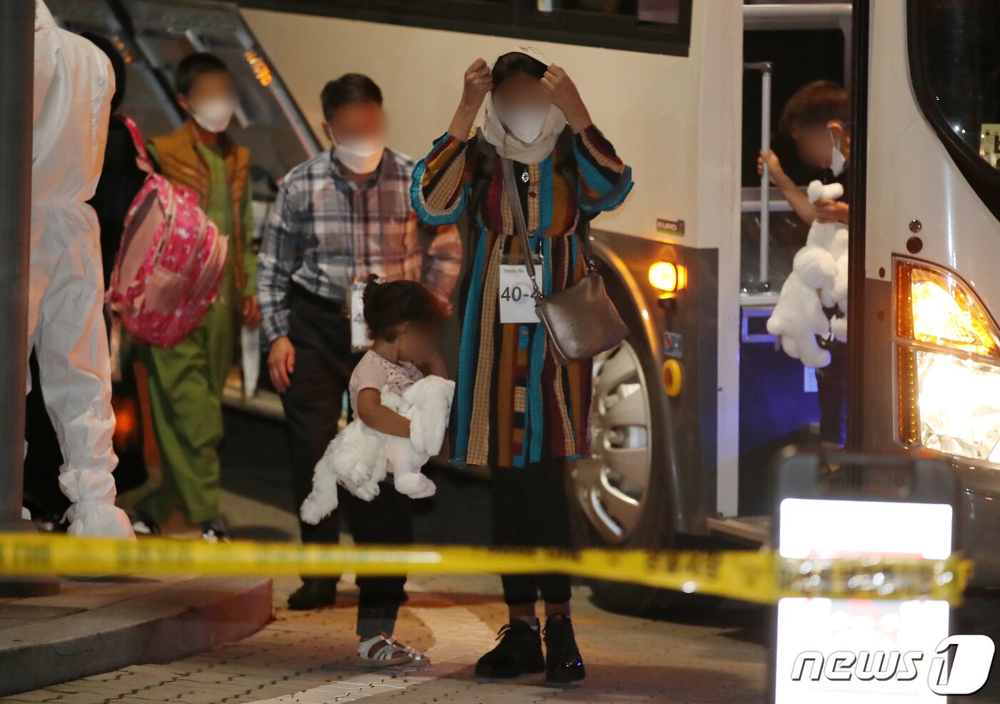 본문 이미지 - 인천국제공항을 통해 입국한 아프간 인사 및 가족 378명이 26일 오후 임시 숙소로 지정된 경기도의 한 호텔로 들어가고 있다.  2021.8.26/뉴스1 ⓒ News1 김진환 기자