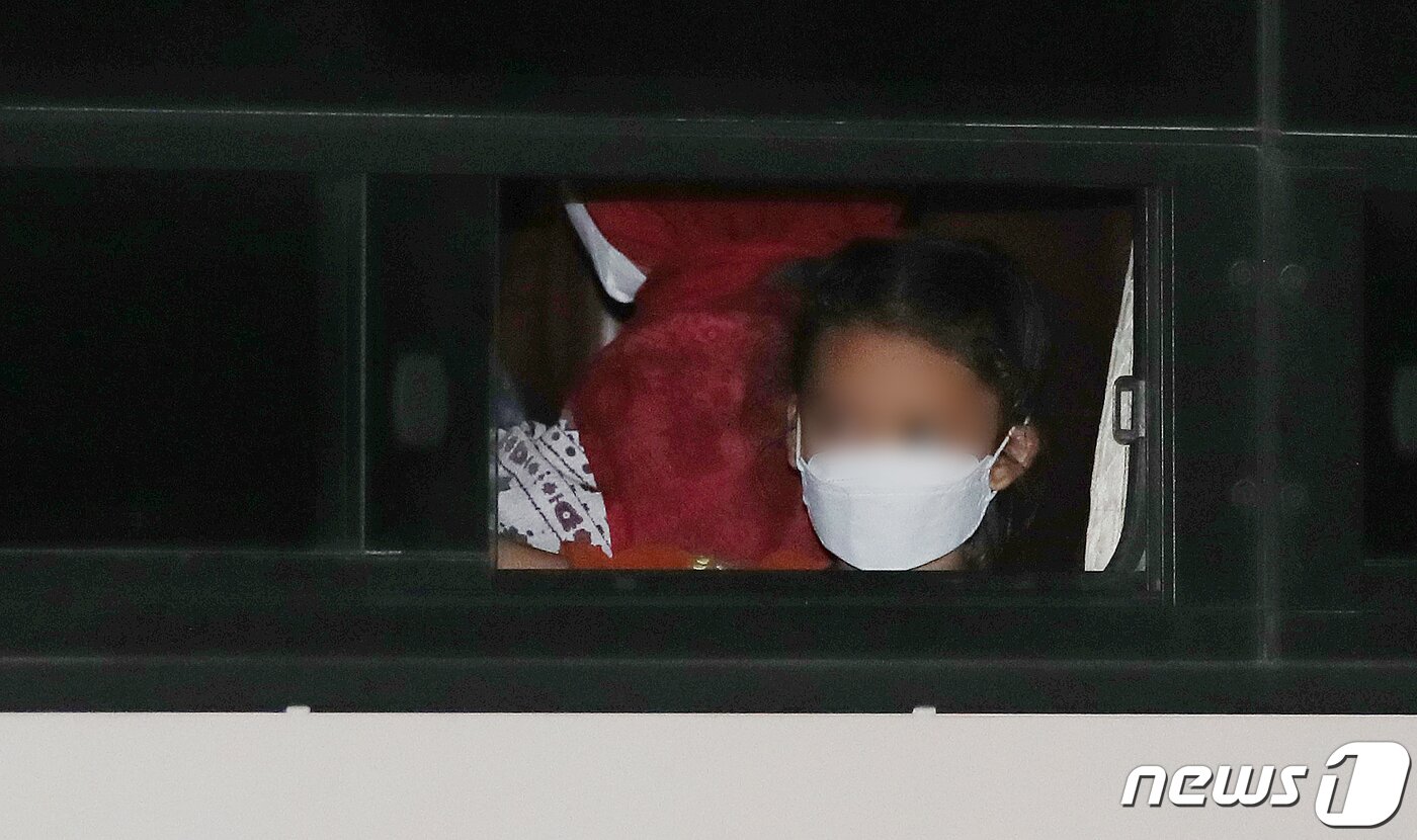 본문 이미지 - 인천국제공항을 통해 입국한 아프간 인사 및 가족 378명이 26일 오후 임시 숙소로 지정된 경기도의 한 호텔로 들어가고 있다. 이날 입국한 아프간인들은 수년간 아프간 현지 우리 대사관과 한국국제협력단(KOICA), 바그람 한국병원, 바그람 한국직업훈련원, 차리카 한국 지방재건팀(PRT)에서 근무해 난민이 아닌 특별기여자 신분을 받았다. 한편 이들은 공항에서 유전자증폭(PCR) 검사를 받고 임시시설에 대기, 검사 결과를 확인한 뒤 충북 진천 국가공무원 인재개발원에서 6~8주 머물게 된다. 2021.8.26/뉴스1 ⓒ News1 김진환 기자