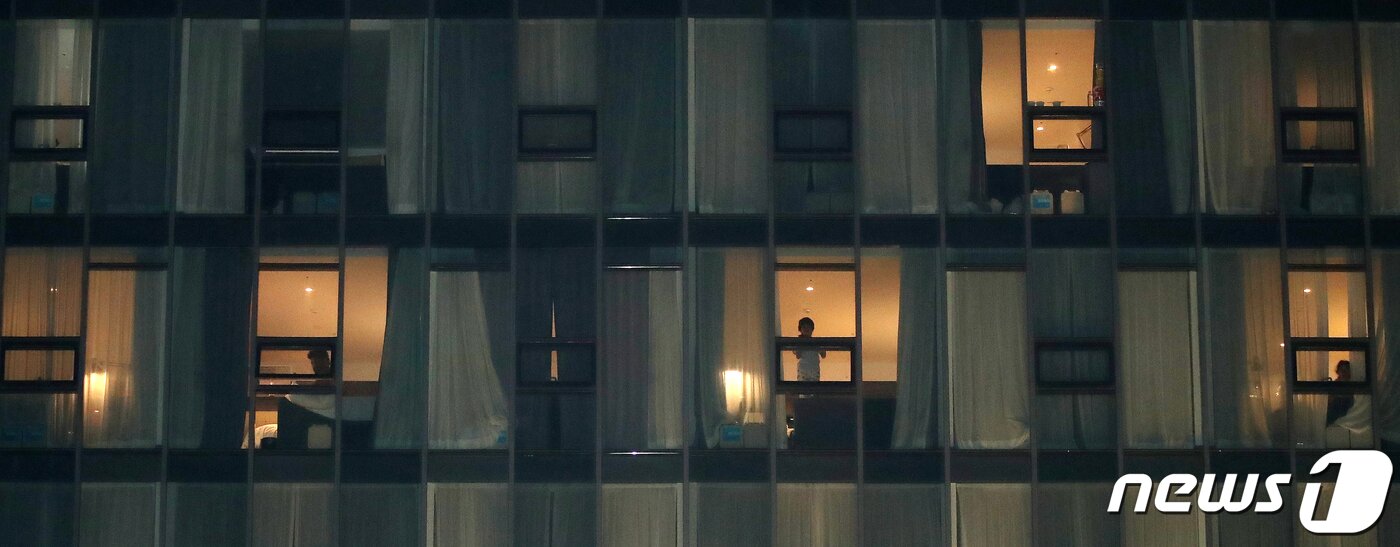 본문 이미지 - 인천국제공항을 통해 입국한 한 아프간 가족이 26일 오후 임시 숙소로 지정된 경기도의 한 호텔에서 휴식을 취하고 있다. 이날 입국한 아프간인들은 수년간 아프간 현지 우리 대사관과 한국국제협력단(KOICA), 바그람 한국병원, 바그람 한국직업훈련원, 차리카 한국 지방재건팀(PRT)에서 근무해 난민이 아닌 특별기여자 신분을 받았다. 한편 이들은 공항에서 유전자증폭(PCR) 검사를 받고 임시시설에 대기, 검사 결과를 확인한 뒤 충북 진천 국가공무원 인재개발원에서 6~8주 머물게 된다. 2021.8.26/뉴스1 ⓒ News1 김진환 기자