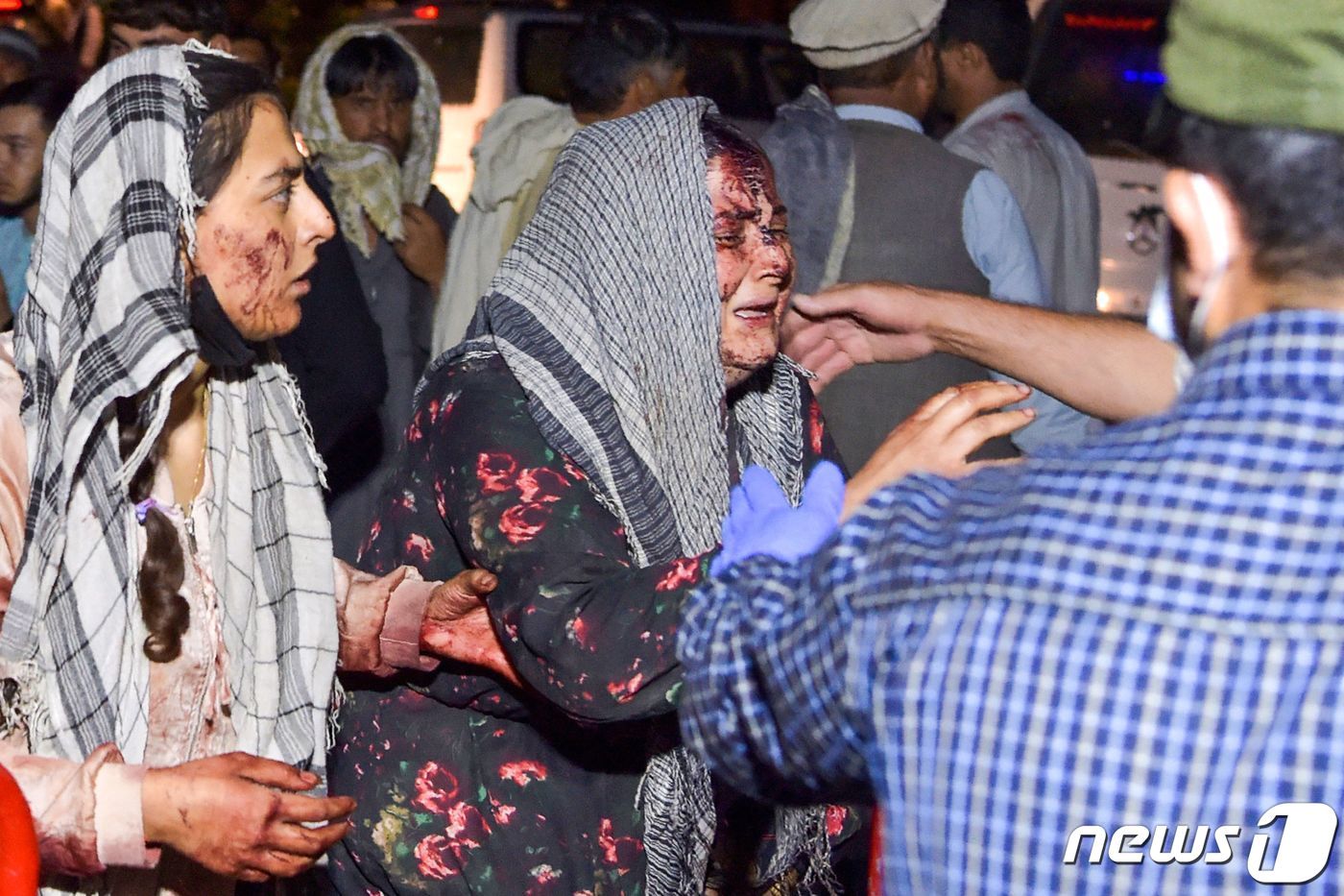 본문 이미지 - 지난해 7월 26일&#40;현지시간&#41; 아프가니스탄 카불 공항 외곽에서 발생한 IS 소행의 연쇄 자살폭탄 테러로 발생한 부상자가 병원으로 이송되는 모습. 당시 테러 실행 주체는 IS 아프간 지부격인 IS호라산으로 알려졌다. ⓒ AFP=뉴스1 ⓒ News1 우동명 기자