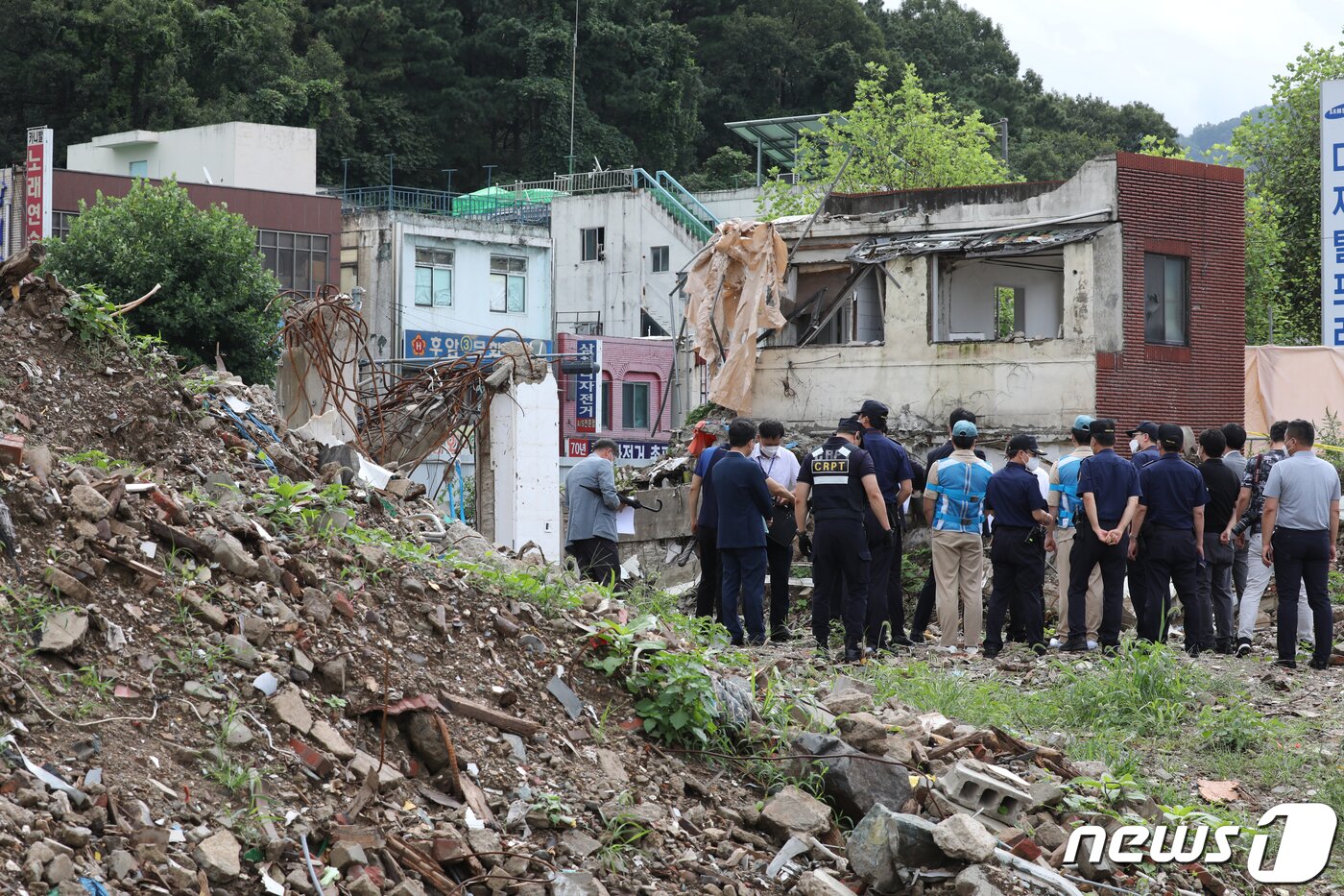 본문 이미지 - 광주 동구 학동4구역 주택재개발 5층 건물 붕괴 참사 현장에서 법원 관계자 등이 현장검증하고 있다. ⓒ News1