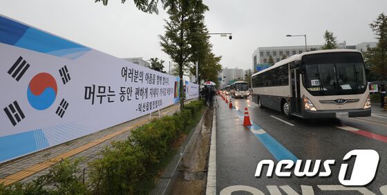 전날 인천국제공항을 통해 입국한 아프가니스탄 인사와 가족 등을 태운 버스가 27일 오후 충북 진천군 국가공무원인재개발원으로 들어서고 있다. © News1 김용빈 기자