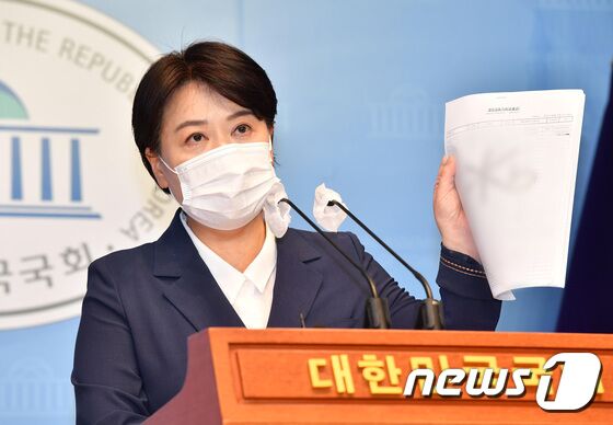 의원직과 대선 예비후보에서 사퇴를 선언한 윤희숙 국민의힘 의원이 27일 오후 서울 여의도 국회 소통관에서 최근 윤 의원을 향한 발언들에 대한 의견을 밝히는 기자회견을 갖고 있다. 윤 의원은 이날 기자회견을 통해