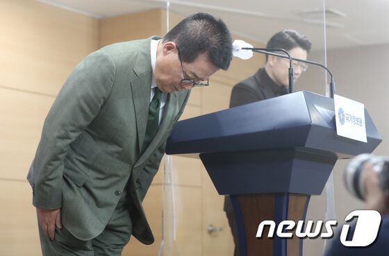 박지원 국가정보원장이 27일 서울 종로구 정부서울청사에서 개인과 단체에 대한 국정원의 사찰 종식을 선언하고 과거 불법 사찰에 대해 대국민 사과를 하고 있다. 이는 지난달 24일 국회를 통과한 국가정보기관 불법 사찰 진상규명과 재발 방지 촉구 결의안에 따른 것이다. © News1 송원영 기자