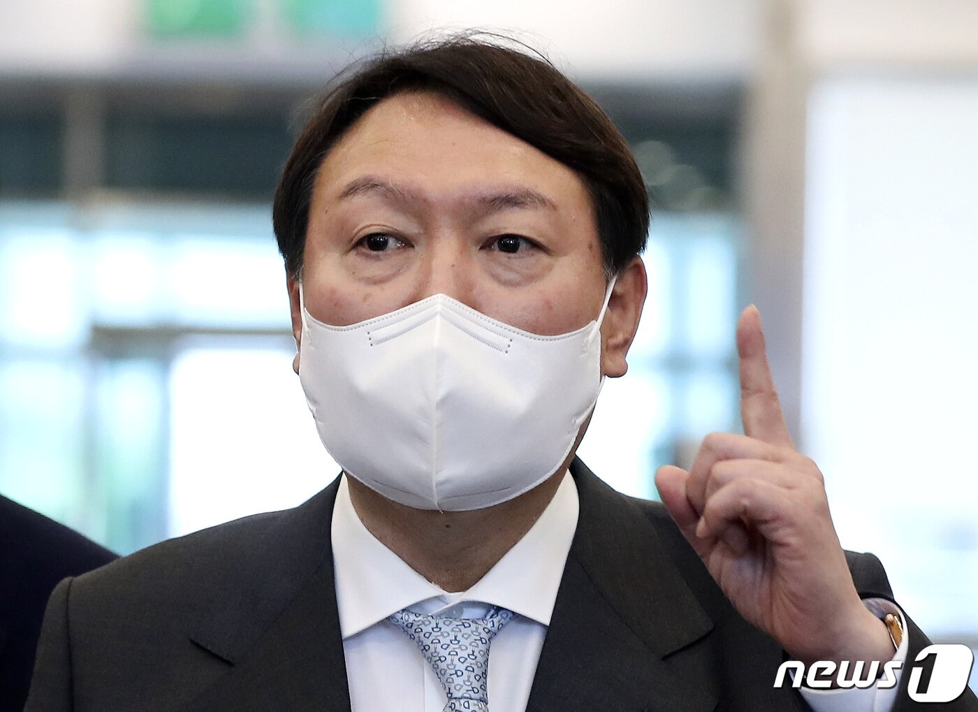 본문 이미지 - 국민의힘 대권주자인 윤석열 전 검찰총장이 27일 오후 서울 영등포구 공군호텔에서 열린 국민과 함께하는 국방포럼 세미나 참석을 마친 뒤 기자들의 질문에 답하고 있다. 2021.8.27/뉴스1 ⓒ News1 국회사진취재단