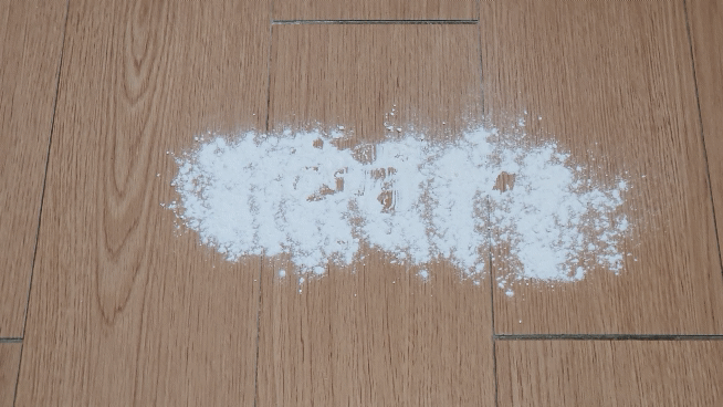 본문 이미지 - 청소기 리뷰의 '클리셰'라고 할 수 있는 밀가루 흡입 모습. 다만, 실생활에서는 필터가 막히거나 누군가에게 잔소리를 들을 우려가 있다. ⓒ News1 정상훈 기자