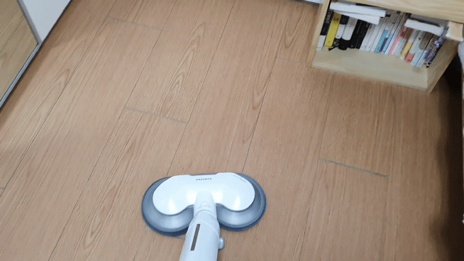 본문 이미지 - 삼성 '비스포크 슬림'에 물걸레 브러시를 장착해 청소하는 모습. 헤드가 안정적이면서도 부드럽게 움직인다. ⓒ News1 정상훈 기자