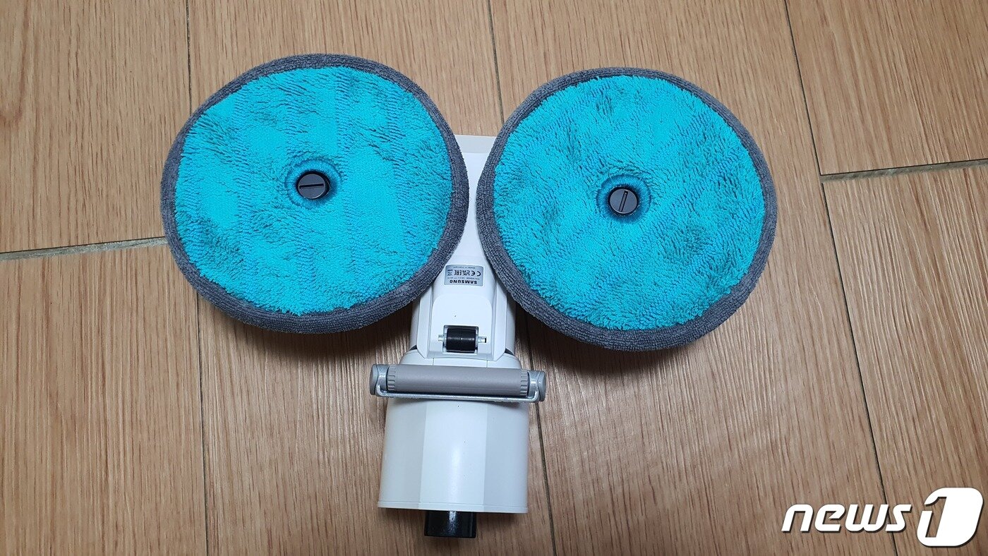 본문 이미지 - 삼성 '비스포크 슬림'에 물걸레 브러시를 장착한 모습. ⓒ News1 정상훈 기자