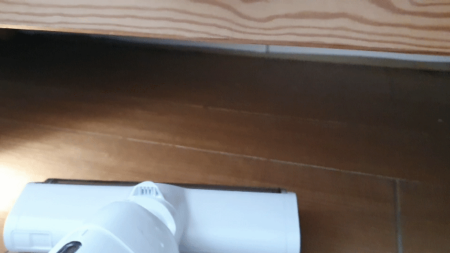 본문 이미지 - 삼성 '비스포크 슬림'로 먼지가 쌓이기 쉬운 침대 아랫부분을 청소해봤다. 청소기를 민 뒤 손걸레로 닦아봐도 먼지가 거의 묻어나오지 않았다. ⓒ News1 정상훈 기자