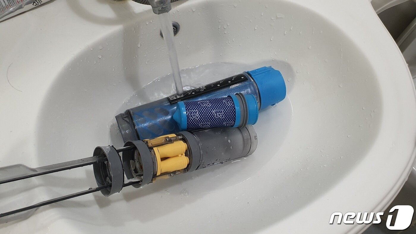 본문 이미지 - 삼성 '비스포크 슬림'의 먼지통은 그냥 물로 씻으면 된다. ⓒ News1 정상훈 기자