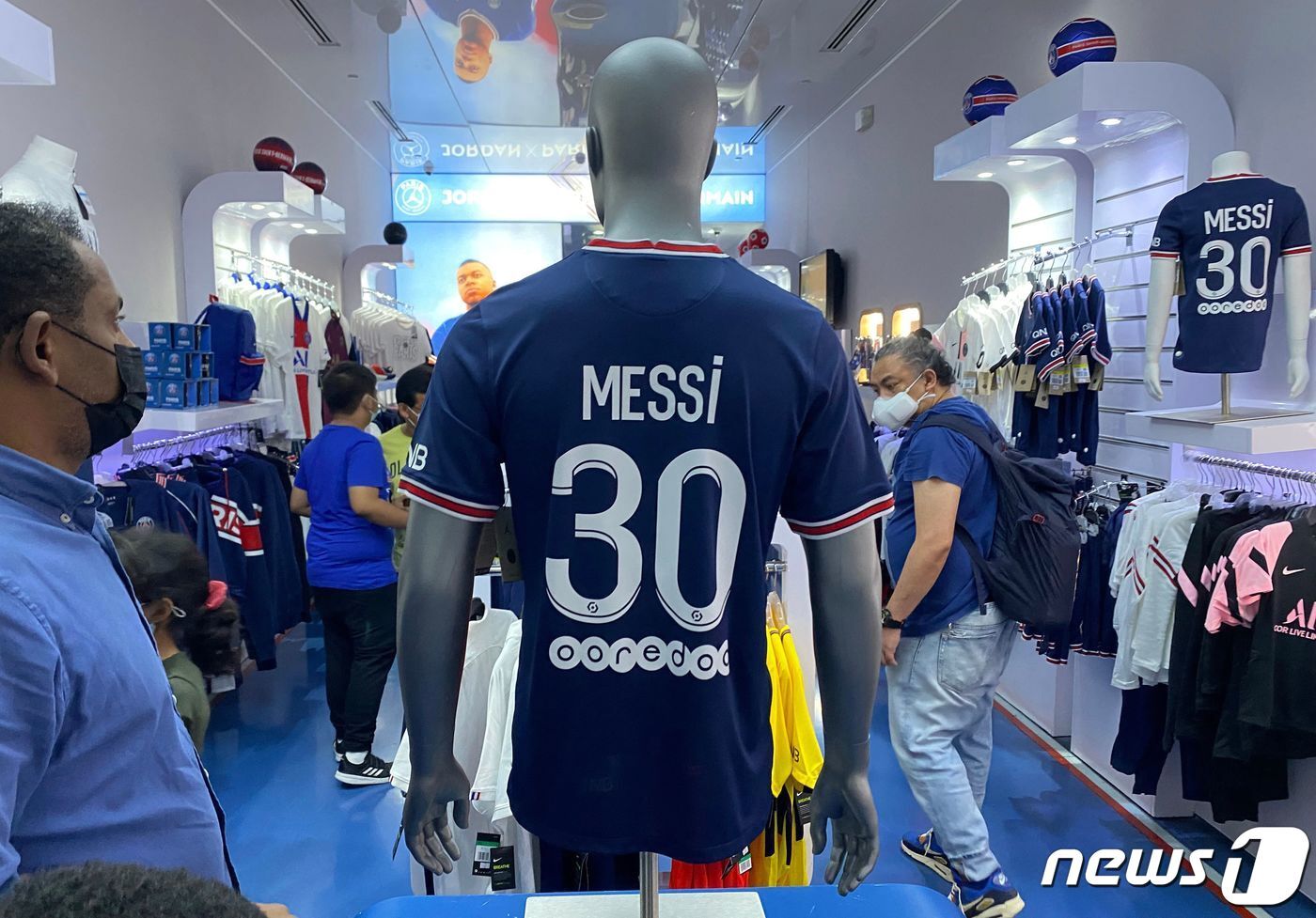 본문 이미지 - 등번호 30번이 달린 메시의 유니폼 ⓒ AFP=뉴스1