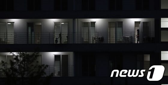27일 충북 진천군 공무원인재개발원에 도착한 아프가니스탄인 조력인 가족들이 숙소에서 자가격리 생활을 하고 있다. 전날 인천국제공항을 통해 입국한 아프가니스탄 인사와 가족 등은 수년간 아프간 현지 우리 대사관과 한국국제협력단(KOICA), 바그람 한국병원, 바그람 한국직업훈련원, 차리카 한국 지방재건팀(PRT)에서 근무해 난민이 아닌 특별 기여자 신분을 받았다. 이들은 연수원에서 14일간 격리된 뒤 정착을 위한 교육을 받게되며, 약 6주 뒤에 정부가 마련한 다른 시설로 옮겨질 예정이다. © News1 장수영 기자