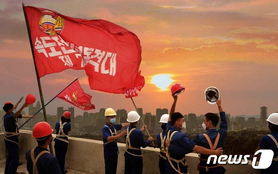 (평양 노동신문=뉴스1) = 북한 노동당 기관지 노동신문은 28일 청년절을 맞아 청년들의 역할을 부각했다. 신문은 주요 경제건설 활동에 청년들의 기여도가 높다면서 