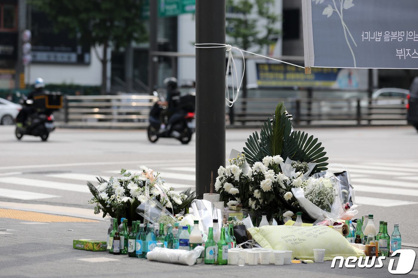 (서울=뉴스1) 이승배 기자 = 28일 서울 강남구 선릉역 앞에 지난 26일 선릉역 인근 도로에서 화물차에 치어 숨진 플랫폼 배달라이더를 위한 추모공간이 마련돼 있다. 2021.8 …