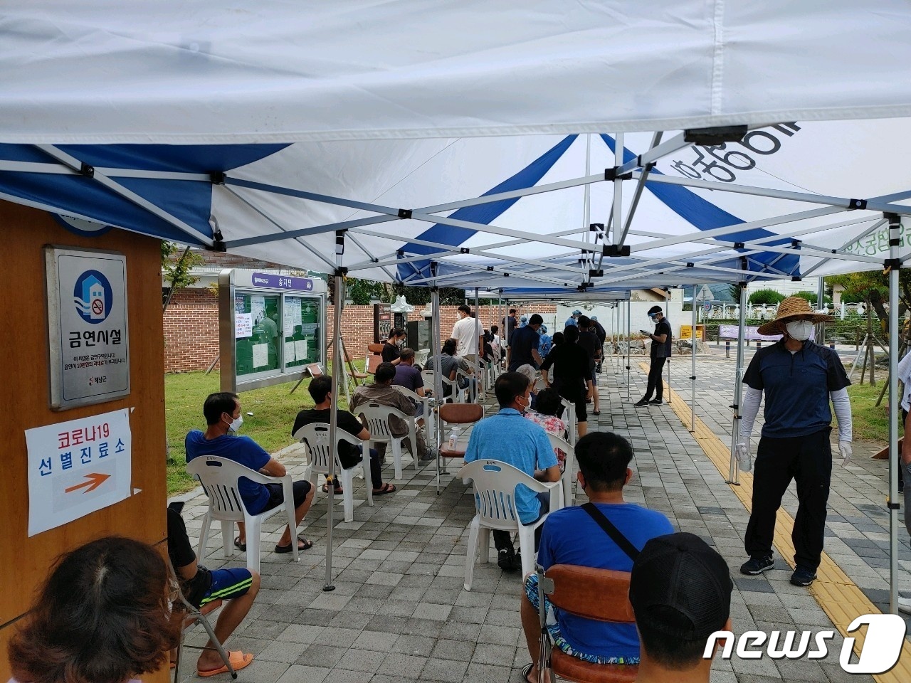 (해남=뉴스1) 황희규 기자 = 28일 전남 해남군 송지면 선별진료소에 면민들이 진단 검사를 받고 있다.방역당국에 따르면 이날 해당 지역에서 15명의 확진자가 발생했다.(해남군 제 …