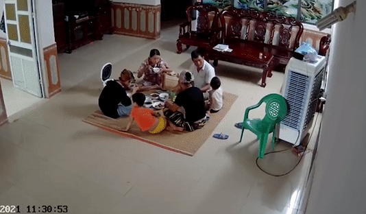 본문 이미지 - 거실에 둘러앉아 식사를 하던 베트남 일가족 사이로 회전하던 실링팬이 떨어졌다. (트위터 갈무리) ⓒ 뉴스1