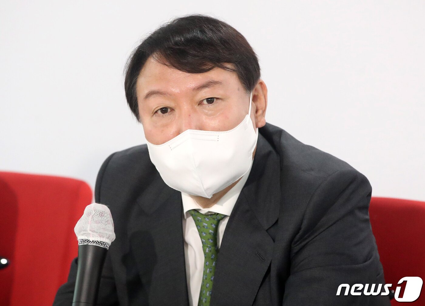 본문 이미지 - 국민의힘 대선주자인 윤석열 전 검찰총장이 29일 오전 서울 여의도 국민의힘 당사에서 부동산 공약 발표를 마친 후 취재진과 대화하고 있다. 2021.8.29/뉴스1 ⓒ News1 오대일 기자
