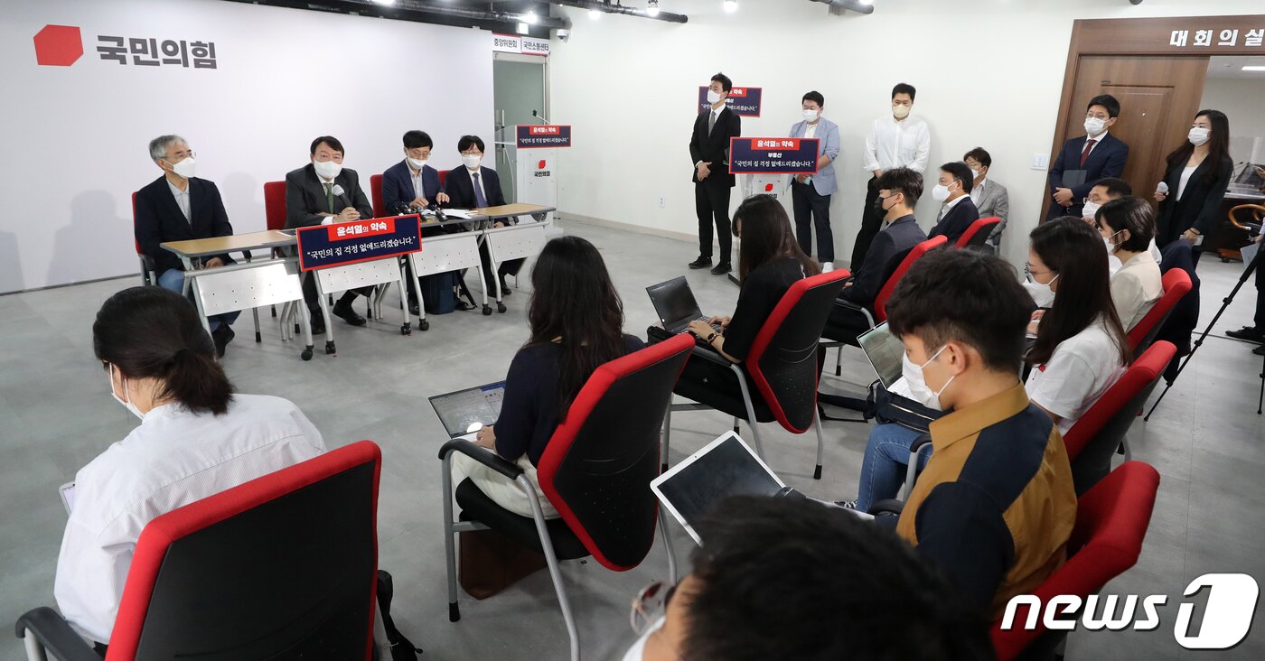 본문 이미지 - 국민의힘 대선주자인 윤석열 전 검찰총장이 29일 오전 서울 여의도 국민의힘 당사에서 부동산 공약 발표를 마친 후 취재진과 대화하고 있다. 2021.8.29/뉴스1 ⓒ News1 오대일 기자