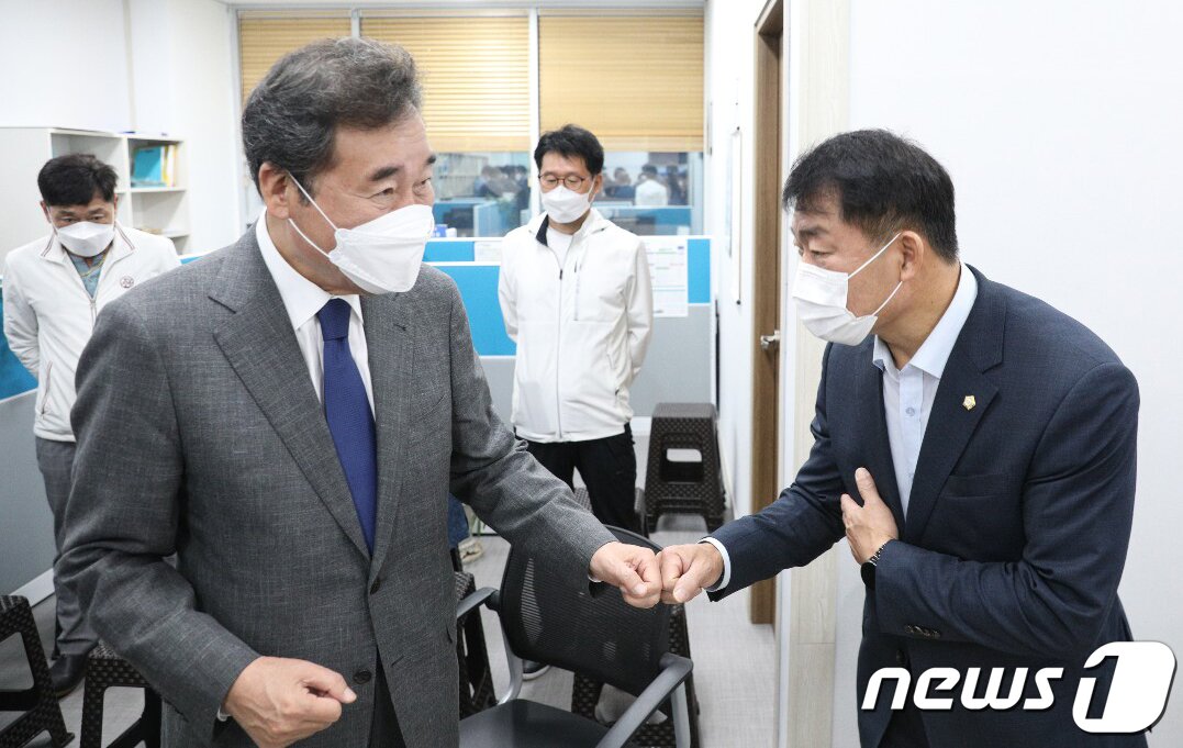 본문 이미지 - 더불어민주당 대선주자인 이낙연 전 대표가 29일 충북 음성군 맹동면 임호선 국회의원 지역사무소에서 열린 중부3군 핵심당원 간담회에 참석하고 있다. (이낙연 캠프 제공) 2021.8.29/뉴스1