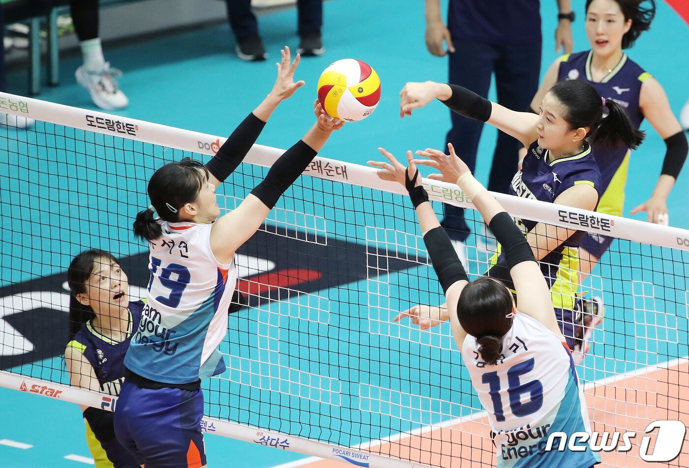 본문 이미지 - 29일 경기도 의정부시 녹양동 의정부체육관에서 열린 ‘2021 의정부·도드람컵 프로배구대회(KOVO컵)' 여자부 결승전 현대건설과 GS칼텍스의 경기에서 현대건설 이다현이 GS칼텍스 블로커 앞에서 속공 공격을 하고 있다. 2021.8.29/뉴스1 ⓒ News1 김진환 기자