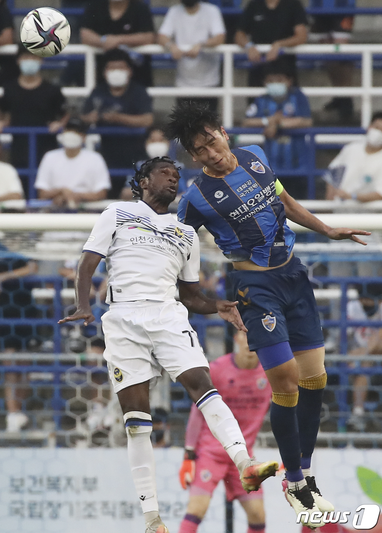 (울산=뉴스1) 윤일지 기자 = 29일 오후 울산 문수축구경기장에서 열린 프로축구 '하나원큐 K리그1 2021' 울산현대와 대구FC의 경기에서 울산 원두재가 인천 네게바와 헤딩경합 …